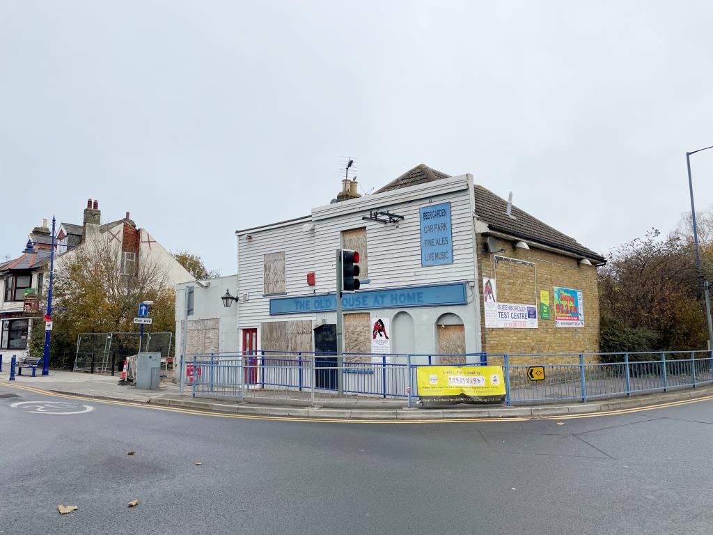 Lot: 71 - PUBLIC HOUSE WITH PLANNING FOR RE-DEVELOPMENT - View of pub from road